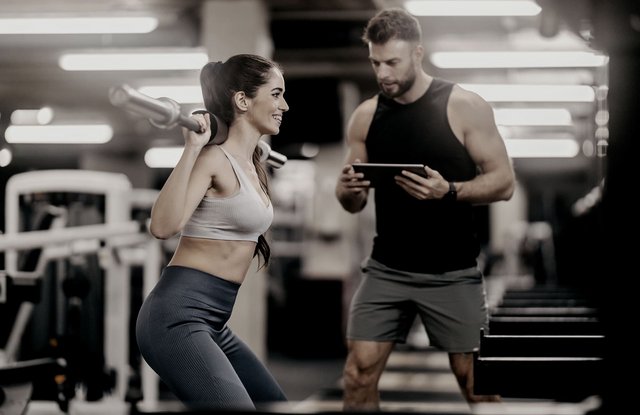 Trainer erklärt den Trainingsplan