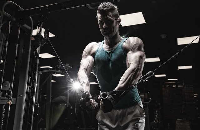 Sportler trainiert am Seilzug