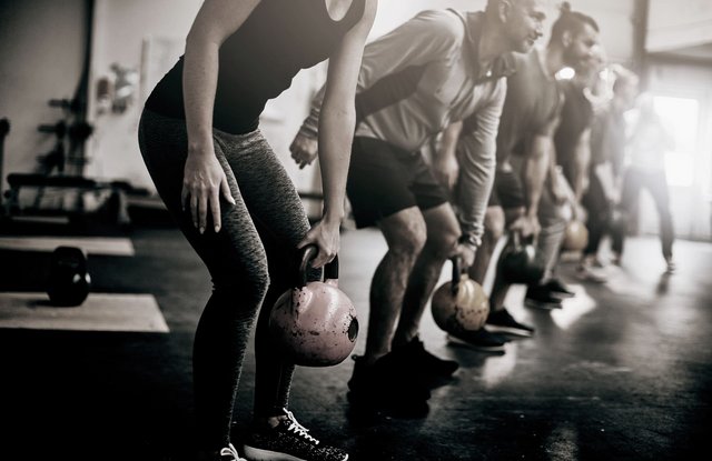 Kursteilnehmer mit Gewichten