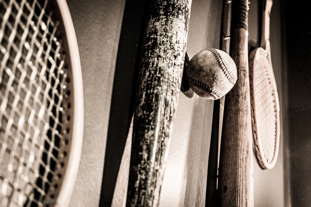 Tennischläger als Wanddeko