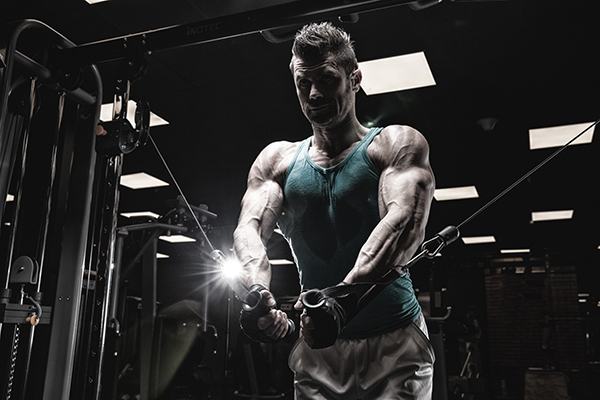 Mann treiniert mit Seilzügen